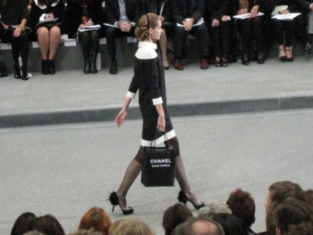 香奈儿出品限量纸袋外形牛皮包