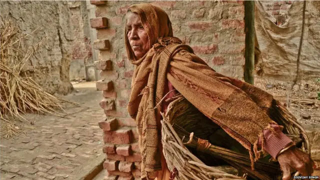 मानवाधिकार संस्था ह्यूमन राइट्स वॉच ने अपनी रिपोर्ट में भारत सरकार से सिर पर मैला ढोने की प्रथा को समाप्त करने को कहा है. उत्तर प्रदेश के कसेला गांव की गंगाश्री जैसी महिलाएं शौचालयों से मैला उठाती हैं जबकि उनके पुरुष सीवर और सेप्टिक टैंकों की सफ़ाई करते हैं.