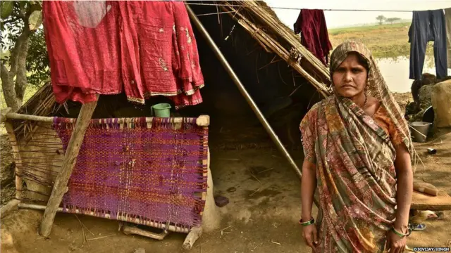 यूपी के ही एटा ज़िले की मुन्नीदेवी का कहना है कि उन्हें इस काम के लिए कोई पैसा नहीं मिलता है. उन्होंने कहा, "कभी वे मुझे दो रोटी देते हैं और कभी एक. एक घर से तो मुझे दो-तीन दिन से कुछ भी नहीं मिला तो मैंने वहां जाना छोड़ दिया. जब वे मुझे कुछ भी नहीं देते हैं तो मैं वहां क्यों जाऊं? उन्होंने आकर मुझे धमकी दी कि अगर तुम नहीं आई तो हम तुम्हें अपनी ज़मीन पर नहीं रहने देंगे. तुम्हें अपने जानवरों के लिए चारा कहां से मिलेगा. तुम्हारी भैंसें के मालिक हम हैं. मुझे जाना पड़ा क्योंकि मेरे पास कोई चारा नहीं था."