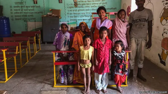 राजूबाई कहती हैं, "शौचालयों की सफाई के लिए पंचायत हमें हमारे पैतृक गांव से यहां लाई है. मैं सारा मैला जमा करती हूं और उसे अन्य जगह फेंकती हूं. हम घर वापस जाना चाहती हूं. हमें यहां रहना पसंद नहीं है. इस काम से मेरा स्वास्थ्य ख़राब रहता है. मैं बहुत कम खाती हूं. यह बहुत गंदा काम है. लेकिन लोग कहते हैं कि पंचायत हमें यहां से जाने नहीं देगी और यही कारण है कि हमें पूरी पगार नहीं दी जा रही है."