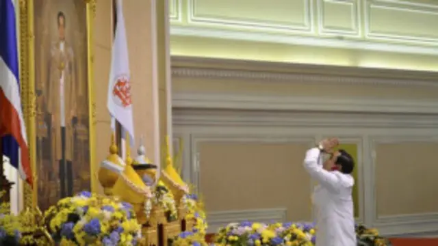 نخست‌وزیر جدید تایلند در مقابل عکس پادشاه