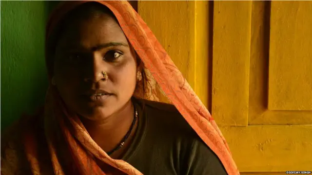 रेखाबाई कहती हैं कि जब उन्होंने यह काम छोड़ा तो उन्हें धमकी दी गई. उन्होंने कहा, "उसने कहा कि अब अगर तुम मेरे खेत में आई तो मैं तुम्हारे दोनों पांव काट दूंगा."