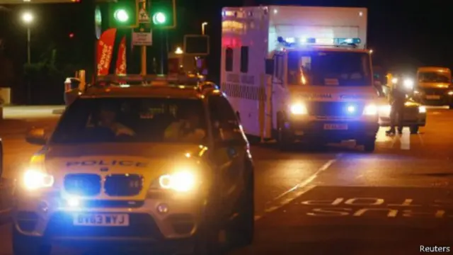 قوات الشرطة ترافق وليام بوولي، أول مصاب بالفيروس في بريطانيا، إلى مستشفى رويال فري في لندن