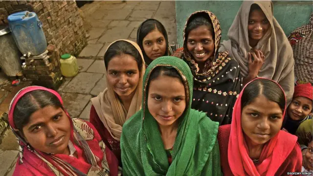 मध्य प्रदेश के उज्जैन ज़िले की साहिना कहती हैं, "खाना खाते समय स्कूल में मुझे अलग बिठा दिया जाता था. इससे आज़िज़ आकर मैंने अपना खाना फेंक दिया. इसके ख़िलाफ़ बोलने पर मेरे नंबर काट दिए गए. मैंने अपने शिक्षक से कहा कि अगर मेरे साथ ऐसा व्यवहार किया गया तो मैं स्कूल नहीं आऊंगी." लेकिन साहिना के साथ दुर्व्यवहार होता रहा और उन्होंने स्कूल छोड़ दिया.