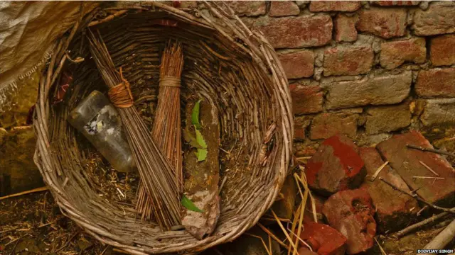 राष्ट्रीय गरिमा अभियान के संस्थापक और संयोजक आसिफ़ शेख कहते हैं, "सिर पर मैला ढोना किसी तरह का रोज़गार नहीं है बल्कि यह एक तरह की ग़ुलामी है. यह दलितों पर एक तरह का अत्याचार है और मानवाधिकारों का उल्लंघन है."