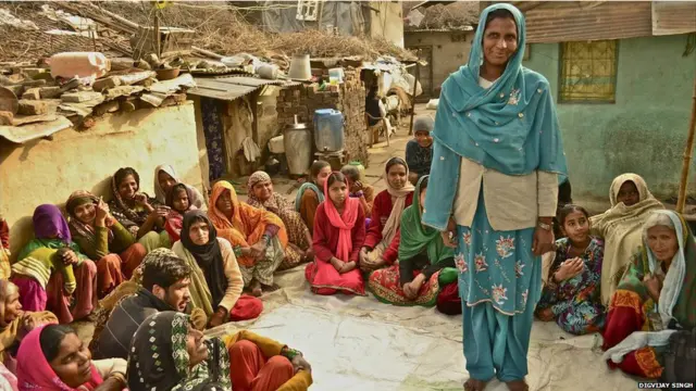 मैला ढोने का काम कर चुकी सेनाज्बी को राष्ट्रीय गरिमा अभियान के कारण 2008 में इससे मुक्ति मिली. वह कहती हैं, "साल 2010 में मैं सुरक्षित सीट से पंचायत के लिए चुनी गई. मैंने अपने इलाक़े में समुचित नहरें और सड़कें बनवाई."