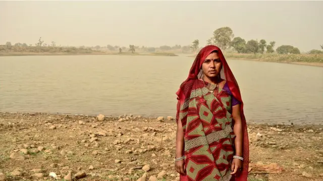 ममता कहती हैं, "मैला ढोने की प्रथा छोड़ने के दस साल बाद हमारे पास इस तालाब में सामूहिक रूप से मछली पालने का सरकारी ठेका है. हमारा एक संयुक्त बैंक खाता है जहां हम मछली बेचकर हुई कमाई को जमा कराते हैं. इन पैसों का इस्तेमाल हम मछली के बीज खरीदने और मजदूरी देने में करते हैं."