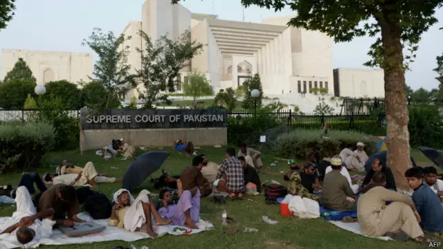 چیف جسٹس کا کہنا تھا کہ سپریم کورٹ کے سٹاف نے شکایت کی ہے کہ مظاہرین اُنھیں ہراساں کر رہے ہیں