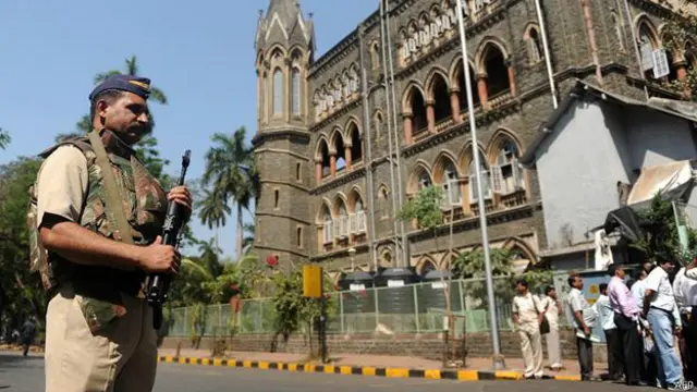 बॉम्बे हाई कोर्ट के बाहर खड़ा एक पुलिसवाला.