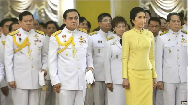 巴育将军携夫人参加仪式。