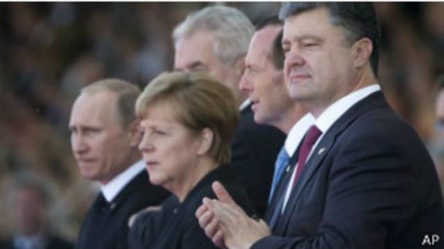 лева направо: президент России Владимир Путин, канцлер Германии Ангела Мепркель и президент Украины Петр Порошенко в Нормандии 6 июня 2014 г.