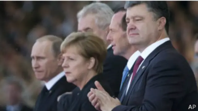 лева направо: президент России Владимир Путин, канцлер Германии Ангела Мепркель и президент Украины Петр Порошенко в Нормандии 6 июня 2014 г.