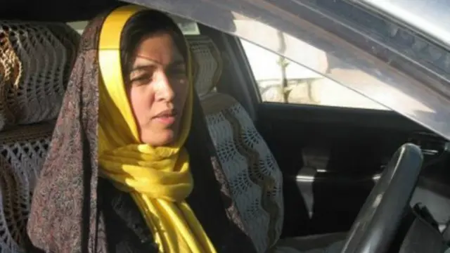 انجیلا شریفي د غور د له هغو زړه ورو میرمنو څخه ده چې په غور کې موټر چلوي