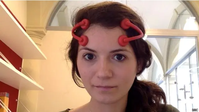 Hannah Maslen, de la Oxford Martin School en la Universidad de Oxford, con un dispositivo de estimulación cerebral