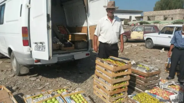 Qubalı fermer Məmmədrza Məlikov öz məhsulunu şəxsən Rusiya bazarına çıxarmaq da istəsə də, gömrük vergisinin tətbiqindən şikayətlənir.