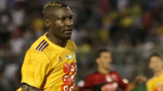 Le ministre algérien des Sports affirme que l'attaquant camerounais a été tué d'un morceau d'ardoise tranchante.