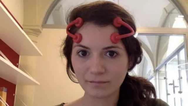 توضع الأقطاب الكهربية لتحفيز الدماغ من المنطقة التي تقع خلف الجبهة، وترتبط بمستويات عالية من الإدراك.