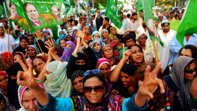 دوسری طرف جبکہ راولپنڈی سے بھی مسلم لیگ نون کا جلوس اسلام آباد پہنچ رہا ہے۔