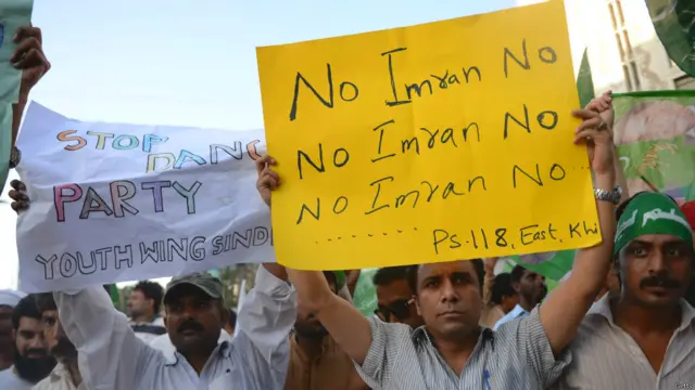 پاکستان مسلم لیگ (نواز) نے ’ڈانس پارٹی بند کرو‘ اور ’گو عمران گو‘ کے پلے کارڈ اٹھا رکھے ہیں۔