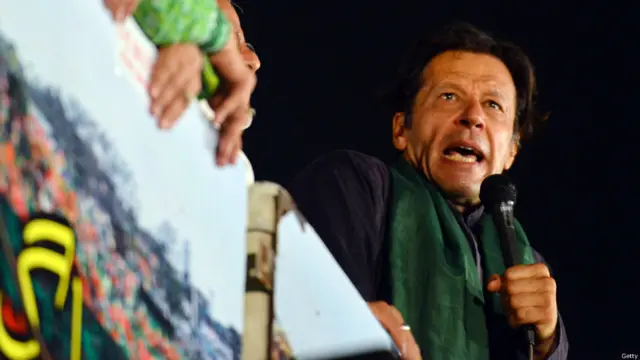 عمران خان نے حکمراں جماعت مسلم لیگ نون کی جانب سے ملک بھر میں ’استحکام پاکستان‘ کے نام پر جاری ریلیوں پر بھی تنقید کی اور کہا کہ کسی قسم کے انتشار کی ذمہ دار حکومت ہو گی۔