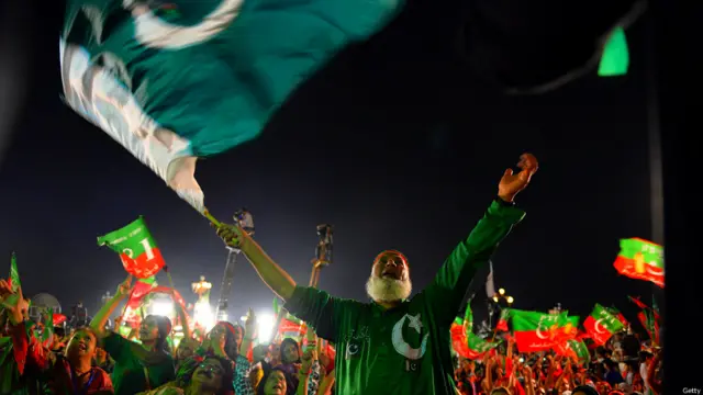 پاکستان تحریکِ انصاف نے حکومت کی جانب سے 30 دن کے لیے وزیراعظم کے مستعفی ہونے کا مطالبہ رد کیے جانے کے بعد جہاں مذاکرات کو ’ڈیڈ‘ قرار دے دیا ہے وہیں اسلام آباد میں دھرنا جاری رکھنے اور کراچی، لاہور اور فیصل آباد کے بعد اب دیگر شہروں میں بھی احتجاجی دھرنے شروع کرنے کا اعلان کیا۔