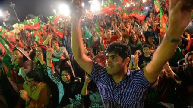 اسلام آباد میں پاکستان تحریکِ انصاف کے دھرنے میں معروف گلوکار ابرار الحق نے بھی شرکت کی۔