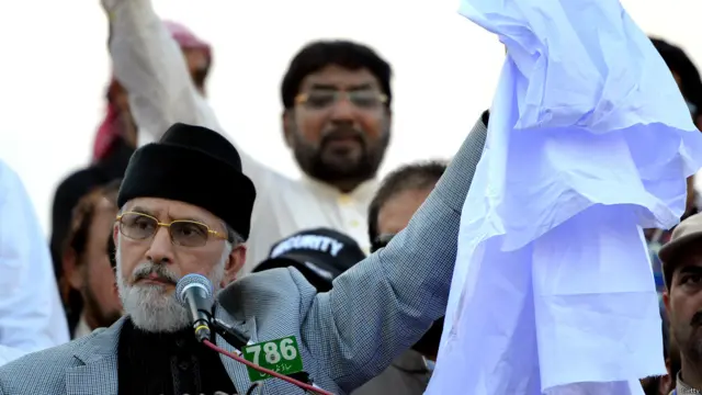 پاکستان عوامی تحریک کے سربراہ طاہر القادری نے خطاب کرتے ہوئے کفن کا کپڑا دکھایا۔