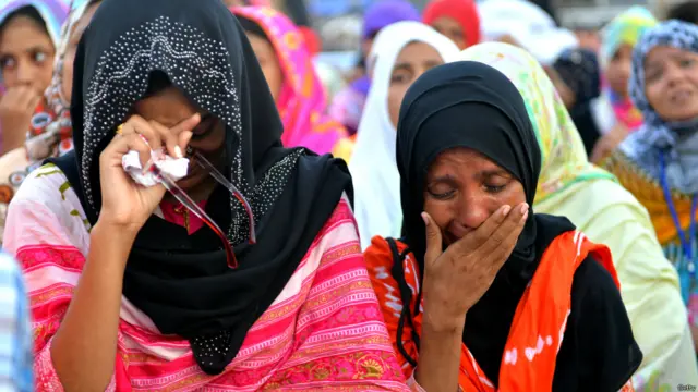 طاہر القادری کی تقریر سننے والے جذباتی ہوگئے اور اپنے لیڈر سے اظہار یکجہتی کے لیے نعرے لگانا شروع کردیے۔