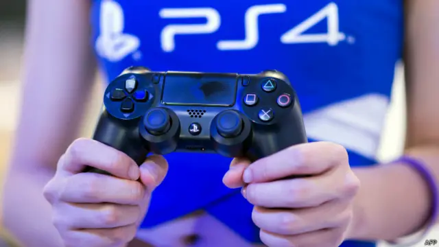 Девушка с контроллером PlayStation