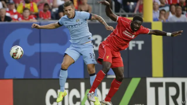 Jovetic (CIty) vs Kolo Toure (Liverpool) saat International Champions Cup akhir Juli di New York.