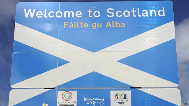 Letrero de "Bienvenidos a Escocia"