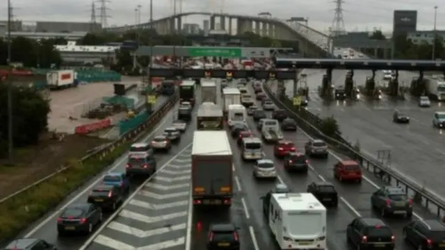 在英格兰肯特郡的达特福德跨河大桥边的一辆意大利卡车车厢里，发现了13名怀疑是非法移民的人。