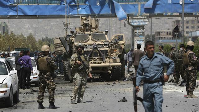 Военные и силы безопасносии в аэропотру Кабула после взрыва