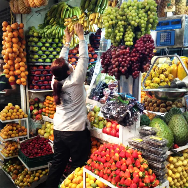 Frutas en el mercado de Paloquemao, Bogotá.