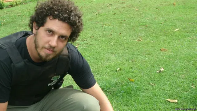 Bruno, un profesor brasileño víctima de la violencia escolar, mira la cámara sobre el césped.