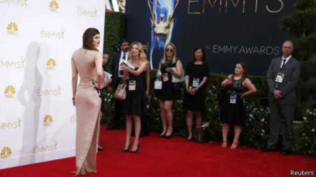 Alexandra Daddario, de "True Detective" posa ante los fotógrafos.