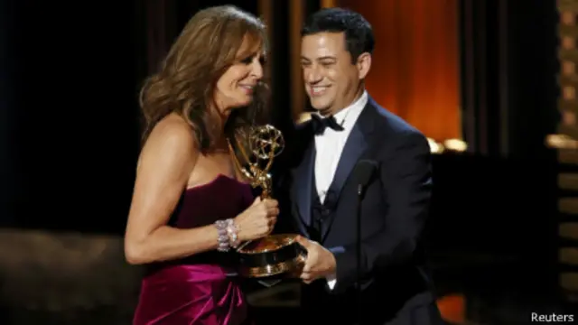 Así recibió Allison Janney su Emmy.