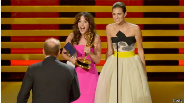 Las actrices Zooey Deschanel y Allison Williams entregaron el Emmy a Louis C.K.