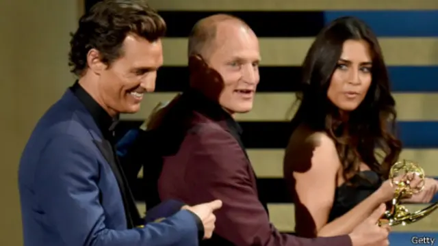 Matthew McConaughey y Woody Harrelson han divertido al público en su presentación.
