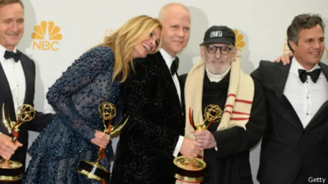 Julia Roberts y el resto del equipo de "The Normal Heart", felices con su Emmy.