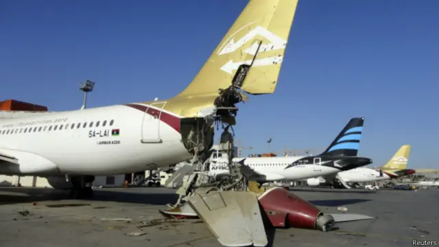 的黎波里機場的客機被戰火破壞(23/08/2014)