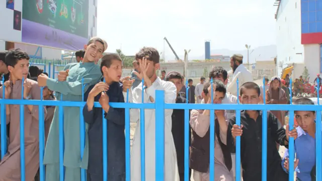 دغه د کریکټ هغه واړه مینه وال دي چې د ټکټ نه لرلو له امله له لوبغالي بهر سره لمر ته ولاړ دي او هر څوک چې له لوبغالي راوځي د لوبې حال ورنه پوښتي.