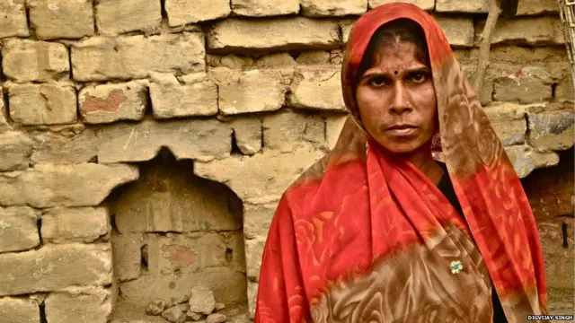 منیشا اترپردیش کے منی پوری ضلع میں رہتی ہیں اور ہر روز کم از کم 20 گھروں کے پاخانے صاف کرتی ہیں۔ ان کا کہنا ہے کہ وہ ایک جھاڑو اور پلیٹ سے لوگوں کا فضلہ اٹھاتی ہیں اور یہ کام اتنا گندا ہے کہ ان کا کھانا کھانے کا بھی دل نہیں کرتا۔