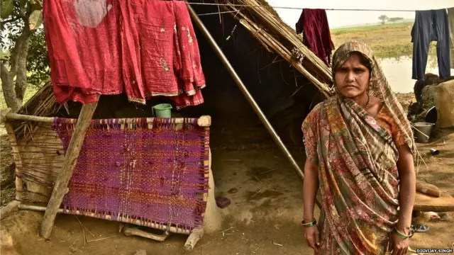 ریاست کے ایٹہ ضلع کی مُنی دیوی کا کہنا ہے کہ انھیں اپنے اس کام کا کوئی معاوضہ نہیں ملتا اور اکثر لوگ انھیں دو روٹیاں دے دیتے ہیں۔انکا کہنا ہے کہ کبھی کبھی تو لوگ انھیں روٹی تک نہیں دیتے اور اگر ایسے میں یہ کام نہ کریں تو انھیں دھمکیاں دی جاتی ہیں تو انھیں مجبوراً بغیر کسی معاوضے کے بھی کام کرنا پڑتا ہے۔