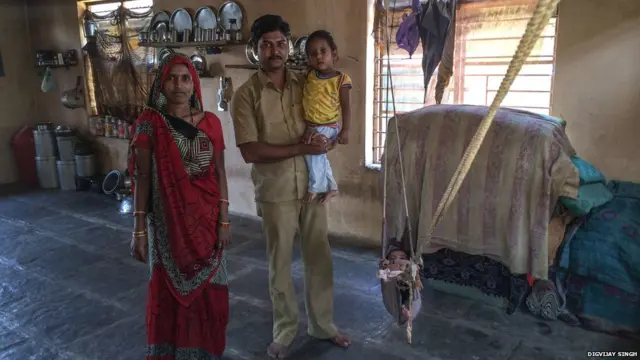 مہاراشمر کے دھولے ضلع کے انل کا کہنا ہے کہ پنچایت پانی کی سپلائی، کوڑا اٹھانے، اور پیغام رسانی کے لیے لوگوں کو بھرتی کرتی ہے اور اگر آپ کا تعلق مہتار ذات سے ہے تو آپ کو لوگوں کے بیت الخلا صاف کرنے کے لیے کہا جاتا ہے۔ 