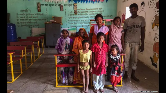 راجو بائی کا کہنا ہے کہ گاؤں کی پنچایت نے بیت الخلا اور گٹر صاف کرنے کے لیے انھیں اور ان کے خاندان کوگاؤں سے یہاں بھیج دیا۔ان کا کہنا تھا کہ وہ اپنے گاؤں واپس جانا چاہتی ہیں کیونکہ اس کام کی وجہ سے ان کی صحت خراب ہوتی جا رہی ہے۔