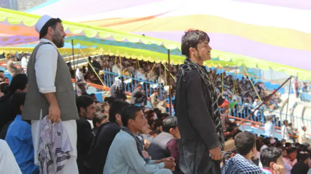 په وروستیو کې کریکټ په افغانستان کې ډېر مینه وال پیدا کړل چې د عمر او جنس پولې ماتې کړې او په کلیوالو سیمو کې هم دا لوبه دود شوې دي.