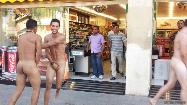 Los turistas corrieron desnudos por el barrio de la Barceloneta. 