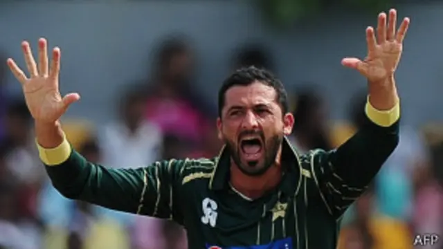 جنید خان نے دلشان کی وکٹ حاصل کی ہے