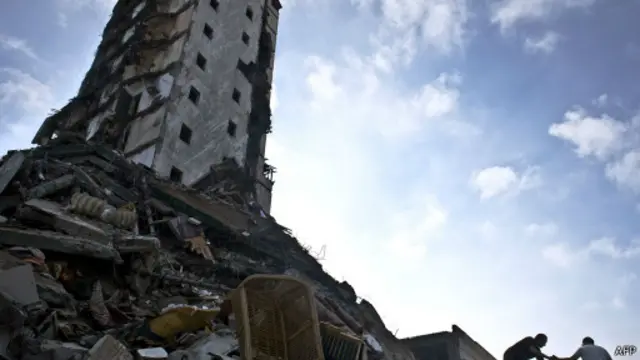 أصيب مسعفون وصحفيون في قصف إسرائيل لبرج سكني في غزة. 